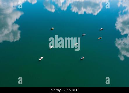 Drohnenaufnahme, Panoramaaufnahme, im Wasser schwimmende Wolken mit Fischerbooten am Irrsee, Zell am Moos, Salzkammergut, Oberösterreich, Österreich Stockfoto