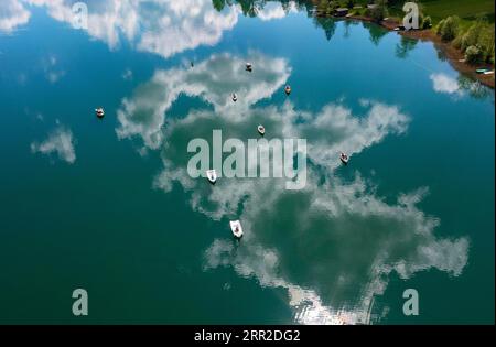 Drohnenaufnahme, Panoramaaufnahme, im Wasser schwimmende Wolken mit Fischerbooten am Irrsee, Zell am Moos, Salzkammergut, Oberösterreich, Österreich Stockfoto