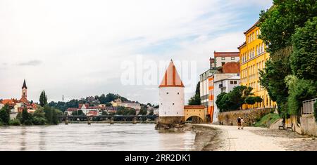 Panoramaaussicht Schaibling Turm und Promenade am Inn, Passau, Niederbayern, Deutschland. Stockfoto