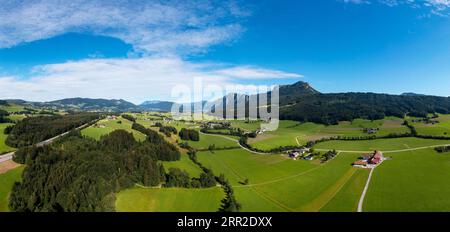 Drohnenaufnahme, Panoramablick über Mondseeland mit der Westautobahn, A1, Mondseeland, Salzkammergut, Oberösterreich, Österreich Stockfoto