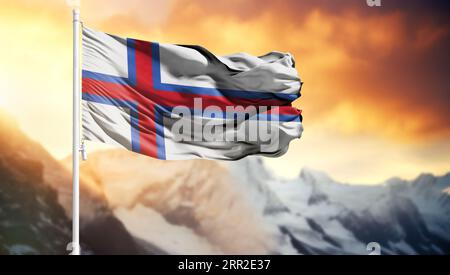 Flagge der Färöer-Inseln auf einem Fahnenmast vor einem bunten Himmel Stockfoto