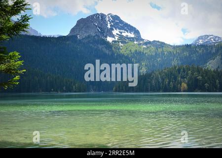 Der Schwarze See ist ein See, der 3 km von der Stadt Žabljak im Norden Montenegros entfernt liegt. Er ist ein Gletschersee, der sich auf dem Durmitor-Berg befindet Stockfoto