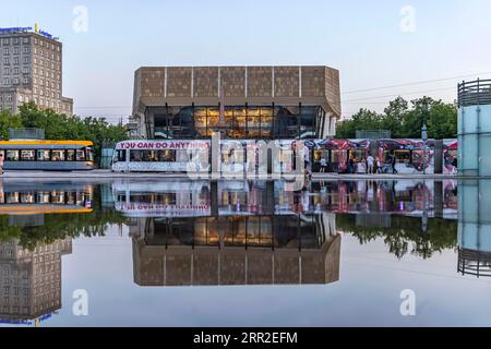 Stadtblick Leipzig am Abend, Gewandhaus zu Leipzig am Augustusplatz mit Straßenbahn, Leipzig, Sachsen, Deutschland Stockfoto