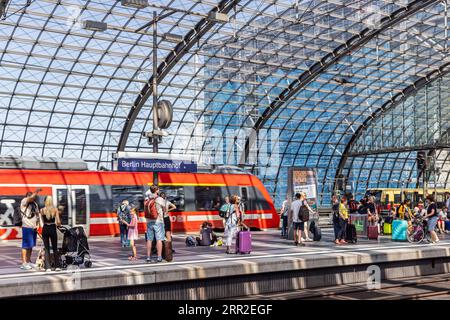 Bahnsteig mit Passagieren und Regionalzug, Bahnhofsschild, Berliner Hauptbahnhof, Deutschland Stockfoto