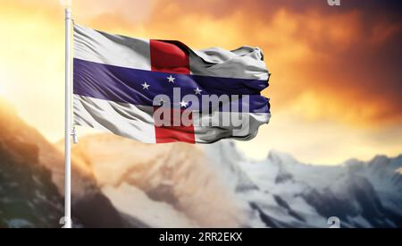 Flagge der Niederländischen Antillen auf einem Fahnenmast vor einem bunten Himmel Stockfoto