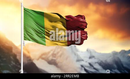 Flagge von Mali auf einem Fahnenmast vor einem bunten Himmel Stockfoto