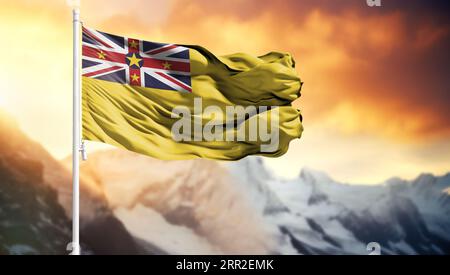 Flagge von Niue auf einem Fahnenmast vor einem farbenfrohen Himmel Stockfoto