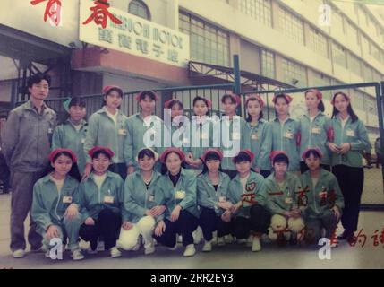 201010 -- SHENZHEN, 10. Oktober 2020 -- das 1993 aufgenommene Foto zeigt Xiong Yonglan 3. R, hinten posiert für ein Gruppenfoto in der Shenzhen Niederlassung von Mabuchi Motor in Shenzhen, südchinesische Provinz Guangdong. Xiong Yonglan, die jetzt Managerin im Jugendpalast des Bao an Bezirks in Shenzhen ist, strebt seit ihrem Schritt in die Stadt nach einem besseren Leben in der Stadt. Im Jahr 1992 kam der 18-jährige Xiong Yonglan in die Niederlassung von Mabuchi Motor in Shenzhen und arbeitete an der Montagelinie. Bald wurde Xiong aufgrund ihrer herausragenden Leistung zu einer hauptamtlichen Qualitätsprüferin. In ihrem Spa Stockfoto