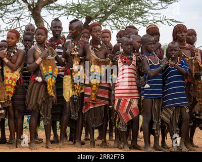 Hamar Mädchen und Jungen in traditioneller Kleidung, Region Omo, Äthiopien Stockfoto