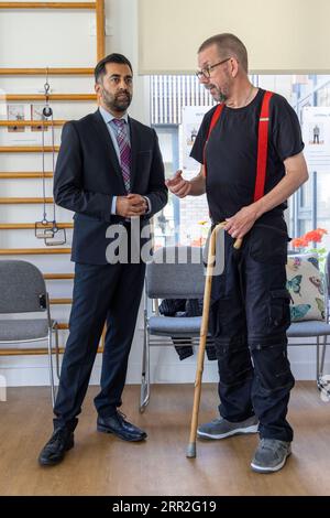 Der erste Minister Humza Yousaf trifft den Berater Anaesthetist Ewan ...