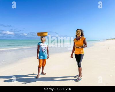 Madagaskar, Ambatomilo, Porträt zweier Frauen am Strand Stockfoto