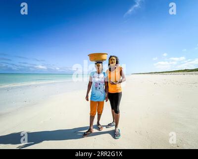 Madagaskar, Ambatomilo, Porträt zweier Frauen am Strand Stockfoto