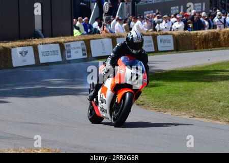 Ben Morris, Andy Caddick, Yamaha YZR500, MotoGP Celebration, mit einigen der berühmtesten Bikes und Fahrer von 1947 bis zu denen, die derzeit im Einsatz sind Stockfoto