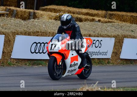 Ben Morris, Andy Caddick, Yamaha YZR500, MotoGP Celebration, mit einigen der berühmtesten Bikes und Fahrer von 1947 bis zu denen, die derzeit im Einsatz sind Stockfoto