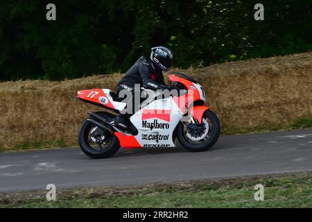 Ben Morris, Andy Caddick, Yamaha YZR500, MotoGP Celebration, mit einigen der berühmtesten Bikes und Fahrer von 1947 bis zu denen, die derzeit im Einsatz sind Stockfoto