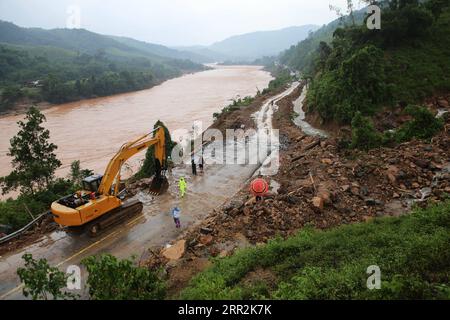 201013 -- HANOI, 13. Oktober 2020 -- Menschen reparieren eine Straße, die durch Regenfälle und Überschwemmungen im zentralen vietnamesischen Quang Tri, 13. Oktober, beschädigt wurde. 2020 Regenfälle und die daraus resultierenden Überschwemmungen sowie andere Naturkatastrophen in Vietnam haben in den letzten Tagen 28 Tote und 12 weitere Menschen in ihrem zentralen Gebiet und in den zentralen Hochländern hinterlassen, sagte der Zentrale Lenkungsausschuss für die Prävention und Kontrolle von Naturkatastrophen am Dienstag. Via Xinhua VIETNAM-HANOI-NATURKATASTROPHEN VNA PUBLICATIONxNOTxINxCHN Stockfoto