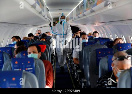 201014 -- TEL AVIV, 14. Oktober 2020 -- Eine Stewardess mit Israir Airlines, die Schutzausrüstung trägt, arbeitet, während das Flugzeug sich auf den Start vom Ben Gurion International Airport in der Nähe von Tel Aviv nach der südisraelischen Rote-Meer-Urlaubsstadt Eilat im Zuge der COVID-19-Pandemie am 14. Oktober 2020 vorbereitet. Foto von /Xinhua ISRAEL-TEL AVIV-COVID-19-FLUG GilxCohenxMagen PUBLICATIONxNOTxINxCHN Stockfoto