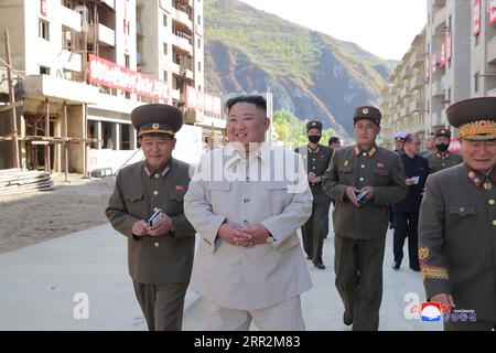 News Themen der Woche KW42 News Bilder des Tages 201014 -- PJÖNGJANG, 14. Oktober 2020 -- das Foto der koreanischen Zentralnachrichtenagentur KCNA vom 14. Oktober 2020 zeigt Kim Jong UN, den Spitzenführer der Demokratischen Volksrepublik Korea DVRK, bei der Inspektion der Rehabilitationsstätte in der Komdok-Region der Provinz South Hamgyong, die kürzlich von Überschwemmungen und Taifunen heimgesucht wurde. KCNA/Handout über DPRK-KIM JONG UN-INSPEKTION Xinhua PUBLICATIONxNOTxINxCHN Stockfoto