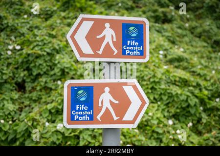 Wegweiser mit Piktogrammen auf dem Fife Coastal Path, Pittenweem, Fife, East Neuk, Midlands, Schottland, Vereinigtes Königreich Stockfoto