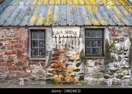 Alte traditionelle Fischräucherei mit stilisierten smokies, einer regionalen Fischspezialität, geräucherte Schellfisch-Filets, die paarweise zum Rauchen aufgehängt wurden, Arbroath, County Stockfoto