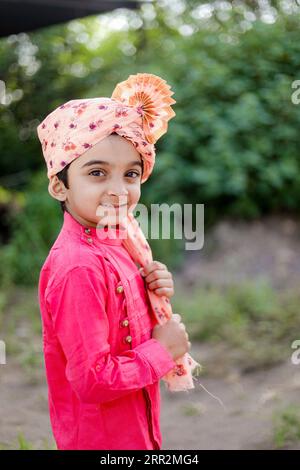 Glücklicher indischer Bauernsohn trägt Sehra, maharashtrische Kinder, glückliche Rular-Kinder Stockfoto