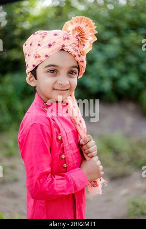 Glücklicher indischer Bauernsohn trägt Sehra, maharashtrische Kinder, glückliche Rular-Kinder Stockfoto