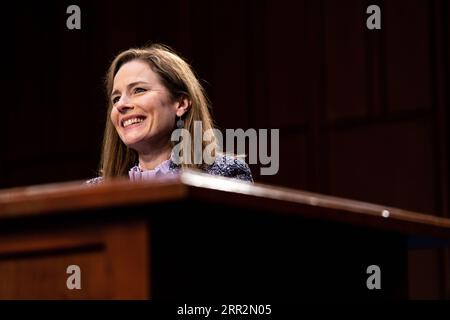 201014 -- WASHINGTON, 14. Oktober 2020 -- Amy Coney Barrett, Nominierte des Obersten Gerichtshofs der Vereinigten Staaten, nimmt am 14. Oktober 2020 an ihrer Bestätigungsverhandlung vor dem Justizausschuss des Senats am Capitol Hill in Washington, D.C., USA, Teil. Via Xinhua U.S.-WASHINGTON, D.C.-SUPREME COURT NOMINEE-AMY CONEY BARRETT-CONFIRMATION HEARING ErinxSchaff/Pool PUBLICATIONxNOTxINxCHN Stockfoto
