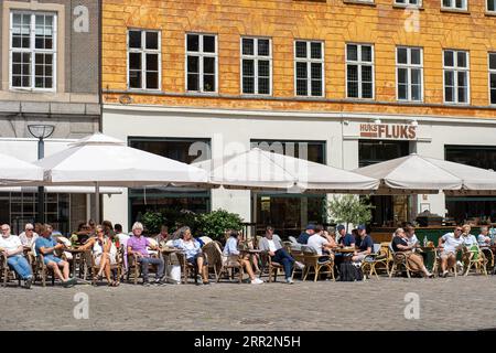 Kopenhagen, Dänemark, 13. September 2021: Menschen in Cafés am Gammel-Torv-Platz im historischen Stadtzentrum an einem sonnigen Tag Stockfoto