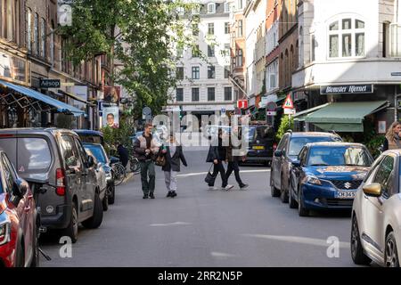 Kopenhagen, Dänemark, 16. Oktober 2022: Menschen und Geschäfte auf Varnedamsvej im Stadtteil Vesterbro Stockfoto