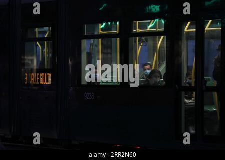 201015 -- ROM, 15. Oktober 2020 -- Menschen, die Gesichtsmasken tragen, werden in einer Straßenbahn in Rom, Italien, 14. Oktober 2020 gesehen. Italien verzeichnete seine höchsten eintägigen Coronavirus-Infektionen am Mittwoch, der bisher höchste Punkt in einer zweiten Welle, die Ende September begann. Die neuesten Daten des italienischen Gesundheitsministeriums zeigten 7.332 neue Infektionen zwischen Dienstag und Mittwoch. ITALIEN-ROM-COVID-19-FÄLLE ChengxTingting PUBLICATIONxNOTxINxCHN Stockfoto