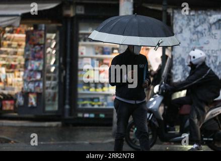 201015 -- ROM, 15. Oktober 2020 -- Ein Mann, der einen Regenschirm hält, spaziert im Regen in Rom, Italien, 14. Oktober 2020. Italien verzeichnete seine höchsten eintägigen Coronavirus-Infektionen am Mittwoch, der bisher höchste Punkt in einer zweiten Welle, die Ende September begann. Die neuesten Daten des italienischen Gesundheitsministeriums zeigten 7.332 neue Infektionen zwischen Dienstag und Mittwoch. ITALIEN-ROM-COVID-19-FÄLLE ChengxTingting PUBLICATIONxNOTxINxCHN Stockfoto