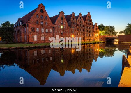 Lubeck Pier Architektur spiegelt sich im Wasser des Trave River zur blauen Stunde. Foto aufgenommen am 6. Juni 2023 in Lübeck oder der Hansestadt L Stockfoto
