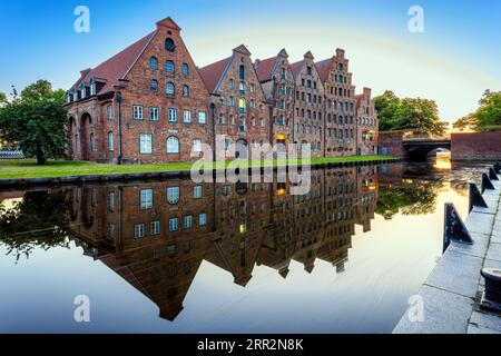 Lubeck Pier Architektur spiegelt sich im Wasser des Trave River bei Sonnenuntergang. Foto aufgenommen am 6. Juni 2023 in Lübeck oder der Hansestadt Lübeck, Stockfoto