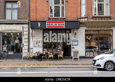 Kopenhagen, Dänemark, 16. Oktober 2022: Menschen sitzen in einer Bar am Gammel Kongevej im Bezirk Frederiksberg Stockfoto