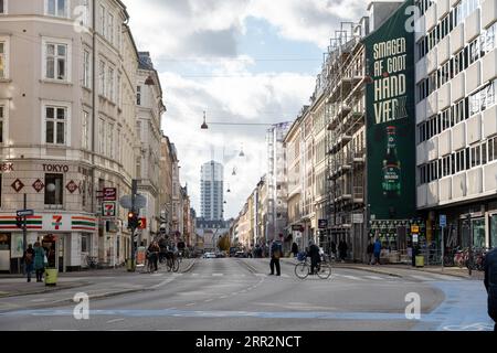 Kopenhagen, Dänemark, 16. Oktober 2022: Menschen, Autos und Geschäfte auf Vesterbrogade im Vesterbro-Viertel Stockfoto