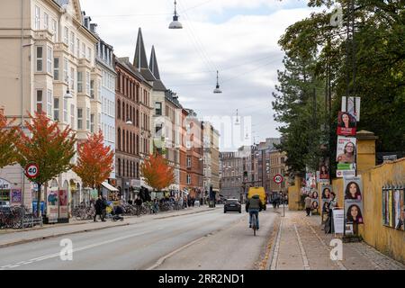 Kopenhagen, Dänemark, 18. Oktober 2022: Menschen, Autos und Geschäfte auf der Norrebrogade im Bezirk Norrebro Stockfoto