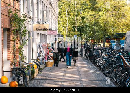 Kopenhagen, Dänemark, 18. Oktober 2022: Menschen und Geschäfte auf Jaegersborggade im Stadtteil Norrebro Stockfoto