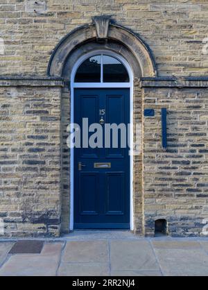 Titus Street, Eingangstür in Saltaire. Wo von Titus Salt wunderschön detaillierte Häuser für Arbeiter in seiner Fabrik Salze Mill gebaut wurden. Stockfoto