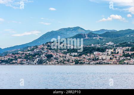 Blick auf die Küstenstadt Herceg Novi in Montenegro am westlichen Eingang zur Bucht von Kotor mit dem Berg Orjen in der Ferne Stockfoto