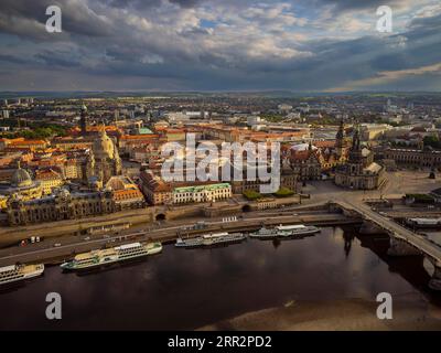 Altstadt von Dresden mit den berühmten Türmen Stockfoto