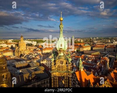 Altstadt von Dresden mit den berühmten Türmen. Im Vordergrund die katholische Hofkirche Stockfoto