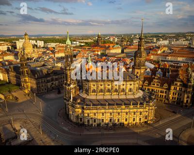 Altstadt von Dresden mit den berühmten Türmen. Im Vordergrund die katholische Hofkirche Stockfoto