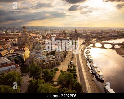 Altstadt von Dresden mit den berühmten Türmen Stockfoto