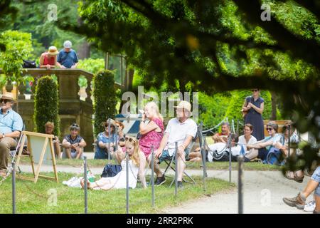 Elbhangfest 2022, Violinist Florian Mayer spielt vor dem Camellia House Stockfoto