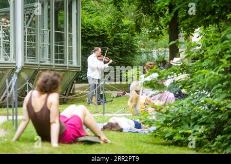 Elbhangfest 2022, Violinist Florian Mayer spielt vor dem Camellia House Stockfoto