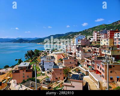 201016 -- NINGDE, 16. Oktober 2020 -- Foto aufgenommen mit Handy am 1. Oktober 2020 zeigt die Landschaft am Meer im Dorf Dongbi in der Stadt Sansha im Xiapu County in Ningde, südöstliche Provinz Fujian. Xiapu County sollte immer unberührt sein und einfach so, wie es war, so ist die Heimatstadt, in die mein Herz gehört... Nach 16 Jahren wurzellosem Leben in Großstädten führt mich das Führen einer Gastfamilie hier jetzt zu dem idyllischen Leben, das ich mir in meinem Landhaus ... gewünscht habe Chen Shuman, die Eigentümerin der Gastfamilie Shijianhai, schrieb sie in ihr Tagebuch. Chen Shuman und ihr Ehemann Liu Zhongmin begannen ihr Geschäft in Peking Stockfoto