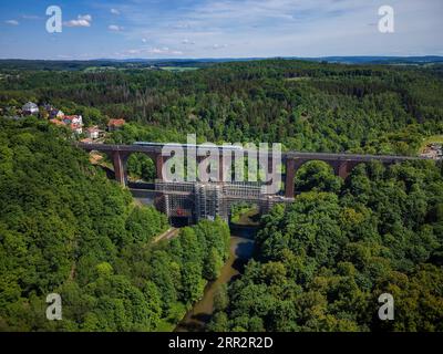 Die Elstertalbruecke ist eine Eisenbahnbrücke im sächsischen Vogtland. Sie führt die Bahnstrecke Leipzig-Hof bei Jocketa über die Weiße Stockfoto