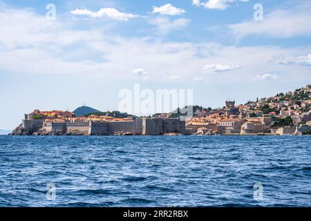 Die alte ummauerte Stadt Dubrovnik näherte sich vom Meer an der dalmatinischen Küste Kroatiens Stockfoto