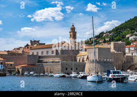 Dubrovnik Hafen mit dem Glockenturm Gradski Zvonik auf der Skyline und dem Minčeta Turm dahinter – die alte ummauerte Stadt Dubrovnik an der dalmatinischen Küste Kroatiens Stockfoto