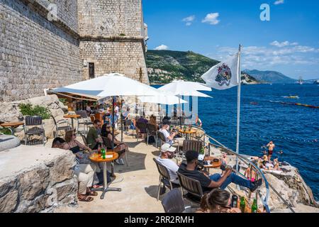 Touristen auf einer Terrasse Café außerhalb der Stadtmauern in der alten ummauerten Stadt Dubrovnik an der dalmatinischen Küste von Kroatien Stockfoto